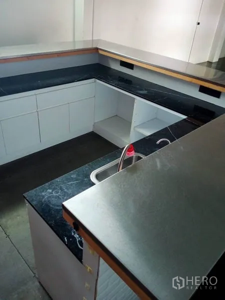 办公空间 出租在Khlong Toei, Bangkok - 办公茶水间，U形台面、水槽与储物柜。