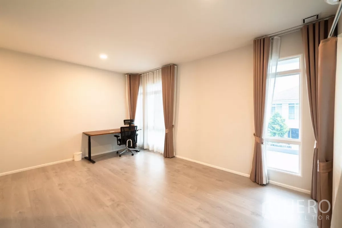 Detached House for rent or sale in Prawet, Bangkok - Corner bedroom with multiple windows, curtains and air conditioning.