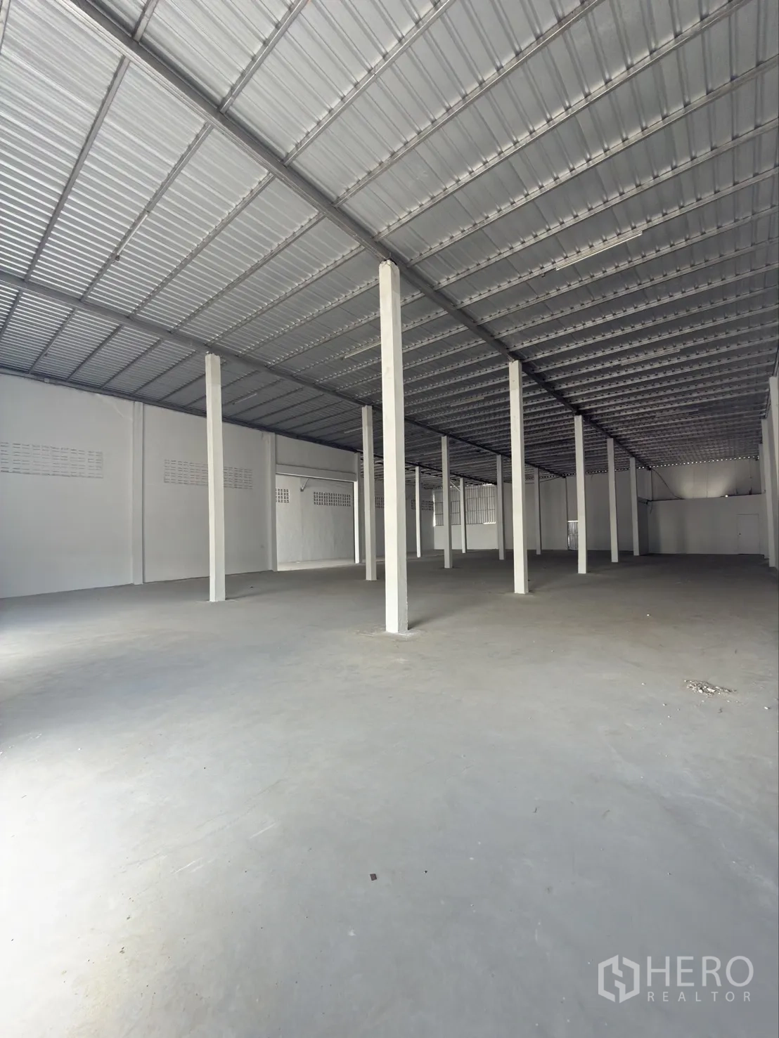 โกดัง for rent in Thawi Watthana, Bangkok - มุมกว้างของพื้นที่ภายใน เห็นโครงหลังคาเมทัลชีทและเสาเรียงตัว