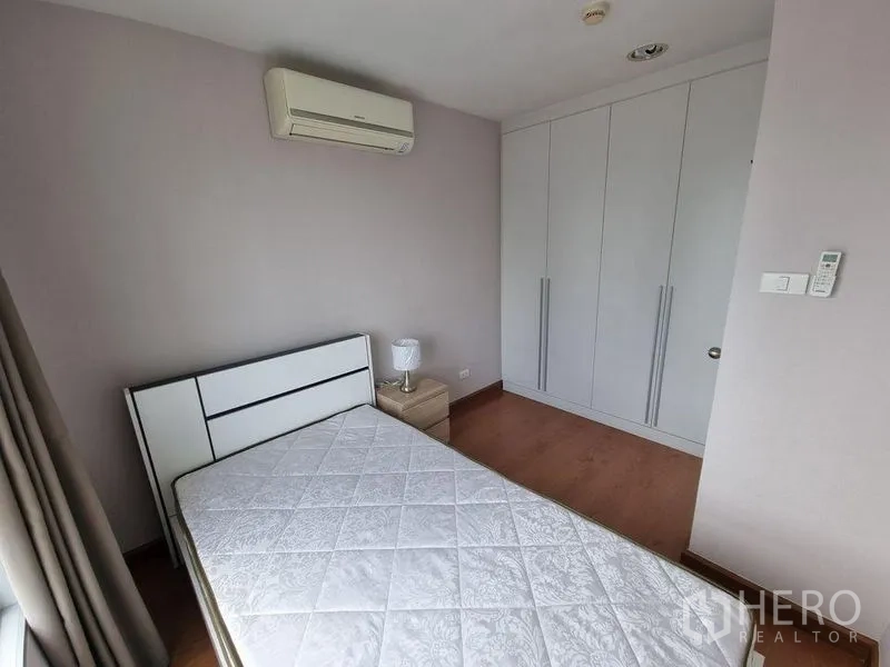 公寓 出租在Huai Khwang, Bangkok - 次卧展示内置衣柜与壁挂空调。