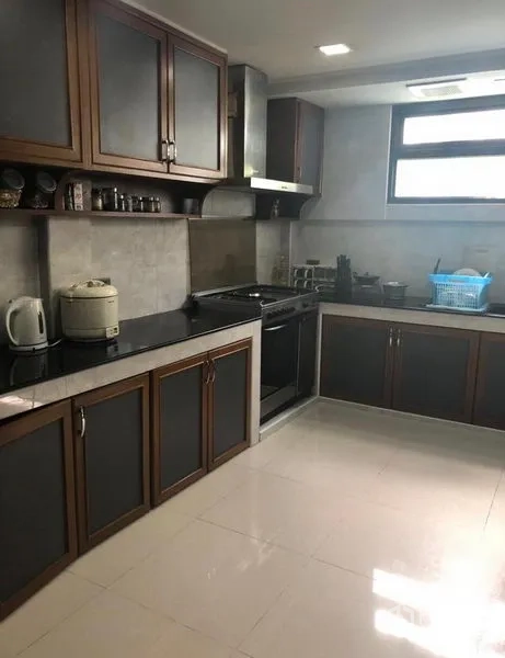 ทาวน์เฮาส์ ให้เช่าในKhlong Toei, Bangkok - ครัวยุโรปแบบปิด ตู้ไม้บิลท์อินท็อปสีดำ เตาแก๊ส เครื่องดูดควัน และหน้าต่างรับแสง