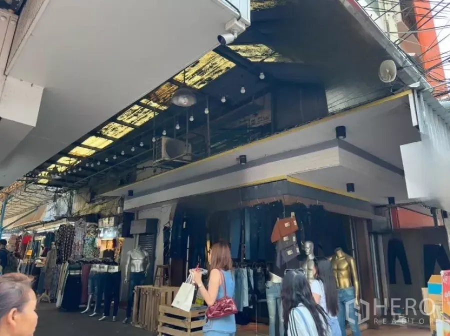 店屋 出租在Ratchathewi, Bangkok - 临街商铺外立面，沿棚廊摆放服装展示。