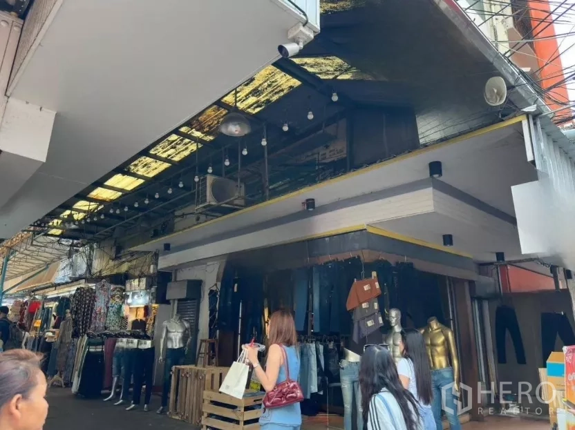 店屋 出租在Ratchathewi, Bangkok - 临街商铺外立面，沿棚廊摆放服装展示。
