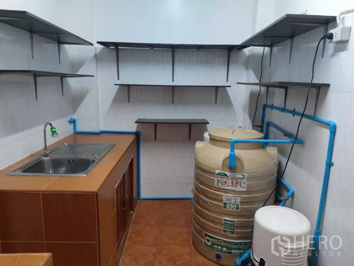 零售空间 出租在Watthana, Bangkok - 杂物厨房，不锈钢水槽、墙面搁架、储水桶和水泵