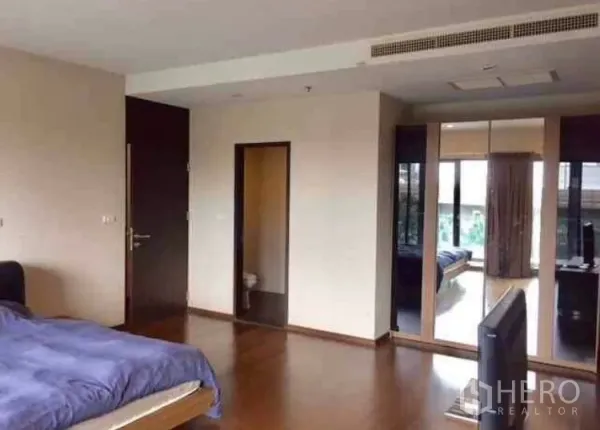 คอนโด ให้เช่าในKhlong Toei, Bangkok - ห้องนอนมาสเตอร์กว้าง ตู้เสื้อผ้าบานกระจก พื้นไม้ และประตูเข้าห้องน้ำในตัว