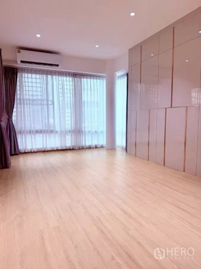 สำนักงานที่บ้าน ให้เช่าหรือขายในWang Thonglang, Bangkok - ห้องพื้นไม้รับแสงดี หน้าต่างพาโนรามาพร้อมผ้าม่านโปร่ง