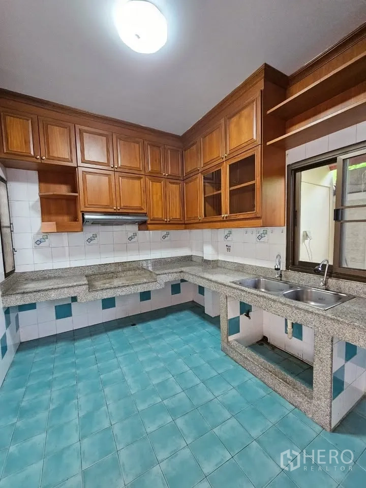 สำนักงานที่บ้าน for rent in Wang Thonglang, Bangkok - ครัวรูปตัว U เคาน์เตอร์หินแกรนิต ตู้ไม้ ผนังกระเบื้อง และอ่างล้างจานคู่