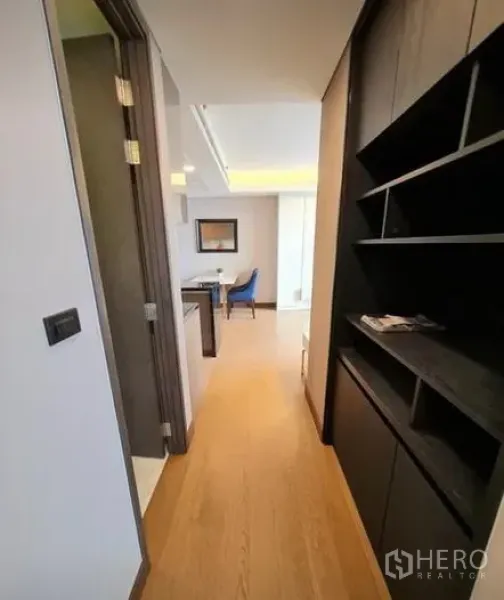 公寓 出租在Khlong Toei, Bangkok - 木地板走廊，内置深色收纳柜，通往餐区