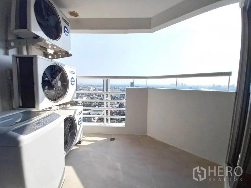 公寓 出租在Khlong Toei, Bangkok - 带顶阳台，城市景观，设户外洗衣区与空调机组。