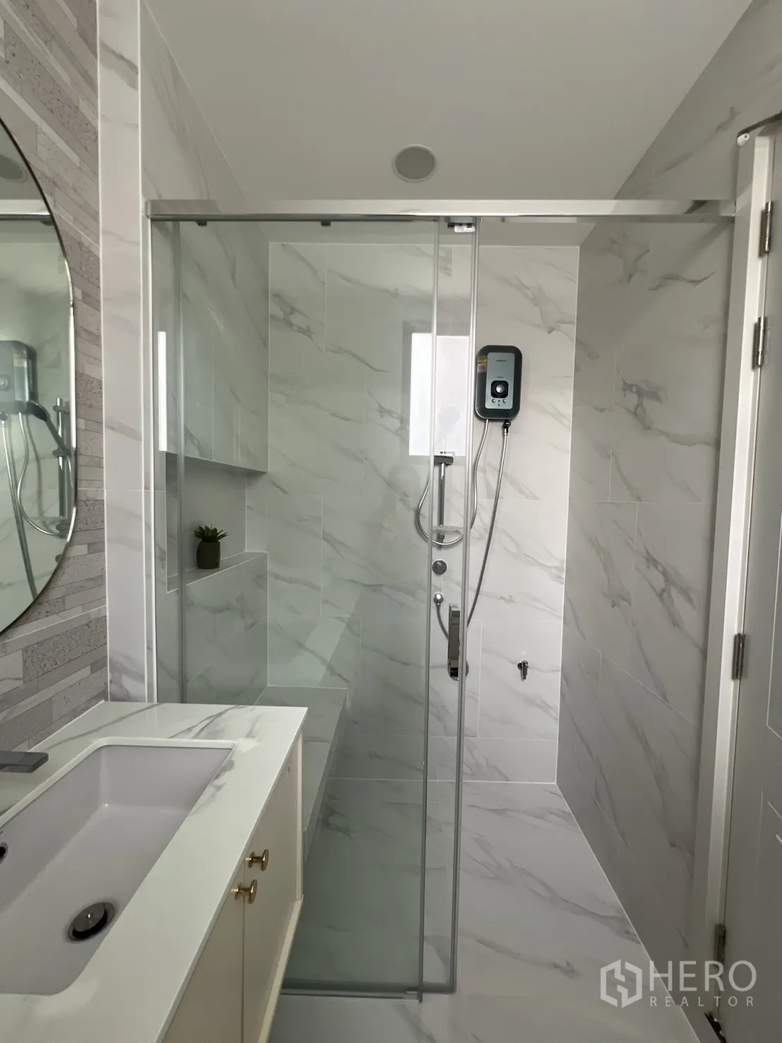 Detached House for rent in Saphan Sung, Bangkok - Ensuite bathroom with glass shower and marble‑look tiles.