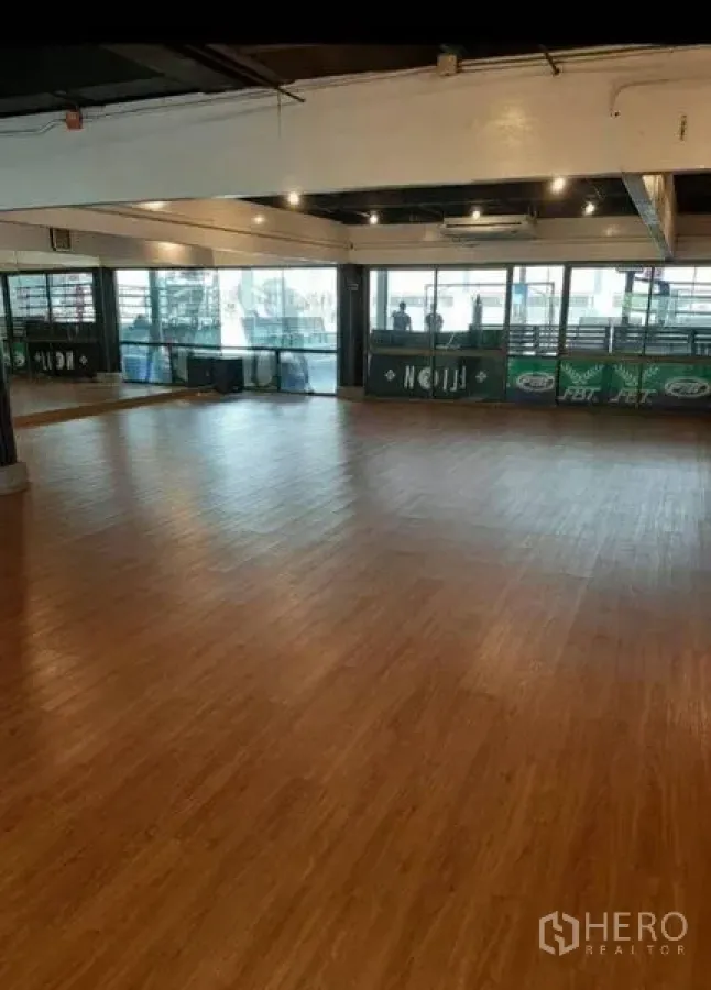 พื้นที่ขายปลีก ให้เช่า - ยูนิตเชิงพาณิชย์กว้างขวาง พื้นไม้ หน้าต่างกระจกสูงเต็มบาน และระบบไฟเพดานแบบเปิด