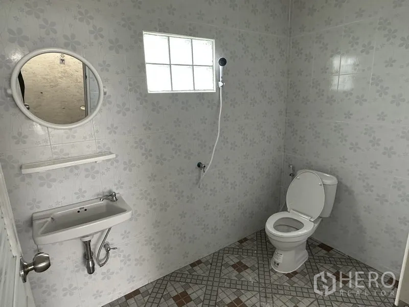 คลังสินค้า ให้เช่าในLam Luk Ka, Pathum Thani - ห้องน้ำปูกระเบื้อง สะอาด มีโถสุขภัณฑ์ อ่างล้างมือ และฝักบัว