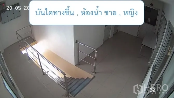 货栈 出租在Mueang Pathum Thani, Pathum Thani - 楼梯平台与不锈钢栏杆，旁有洗手间