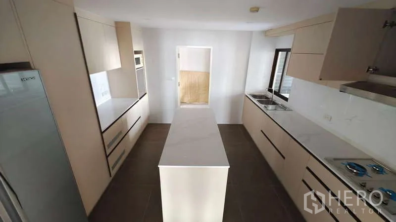 คอนโด ขาย - ครัวเต็มรูปแบบมีไอส์แลนด์ เคาน์เตอร์คู่ และเครื่องใช้บิลท์อิน