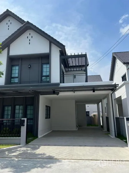 Detached House for rent in Bang Phli, Samut Prakan - Covered double carport and driveway at the front of the two-storey home.