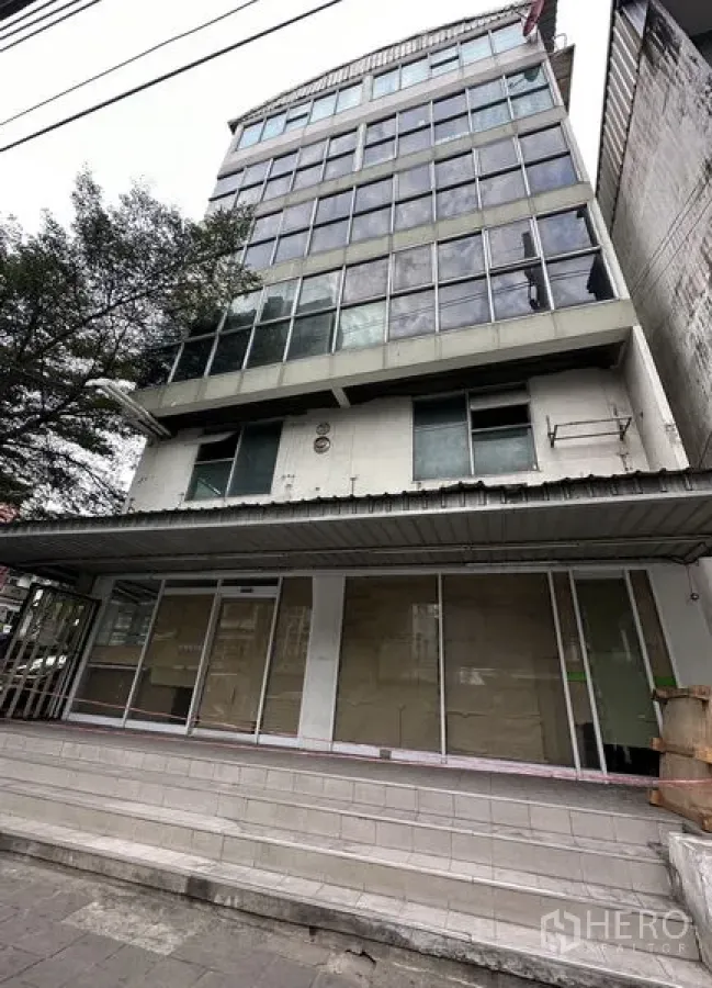 零售空间 出租在Khlong Toei, Bangkok - 多层商业楼，带玻璃店面与台阶入口，位于曼谷คลองเตย。