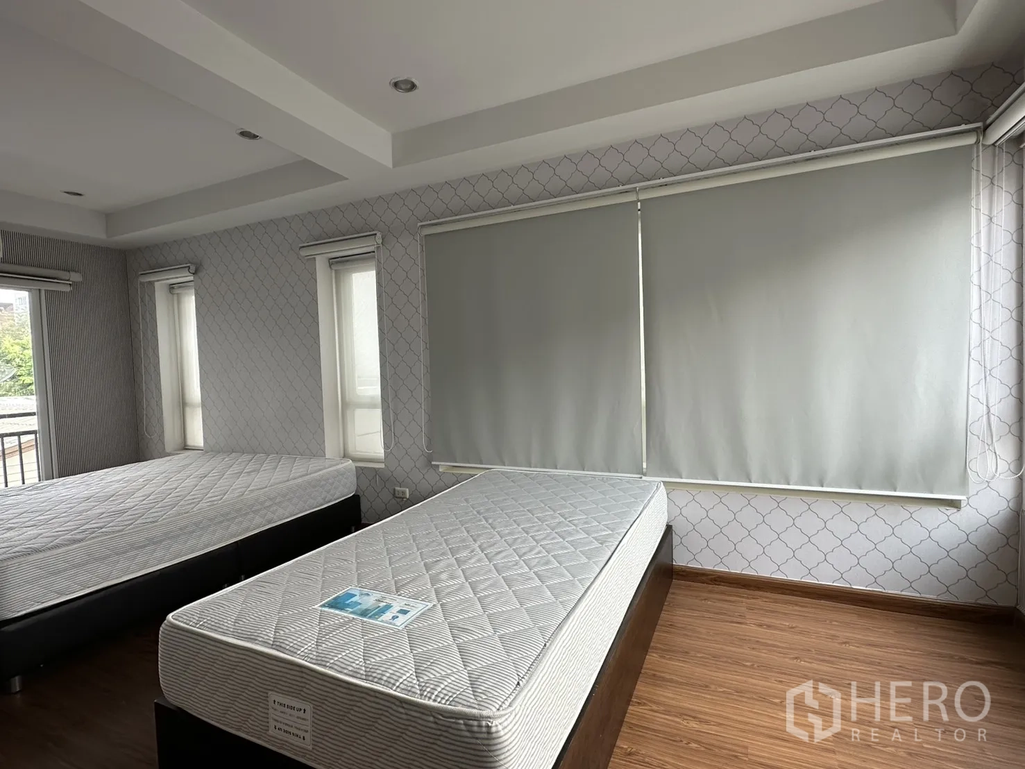 Home Office for rent in Watthana, Bangkok - Bedroom with two mattresses, big roller blinds and cove ceiling lighting.