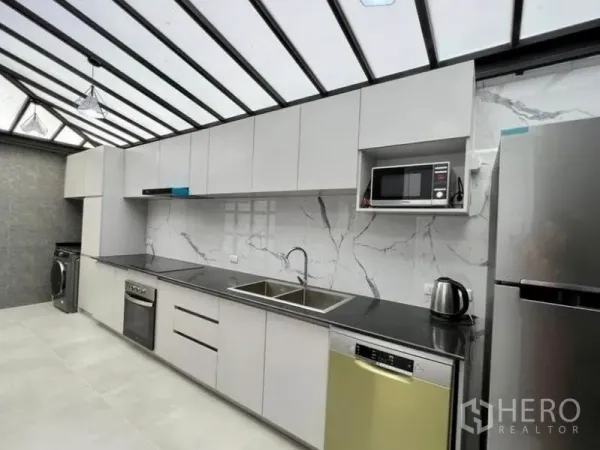 ทาวน์เฮาส์ ให้เช่าในWang Thonglang, Bangkok - ครัวสมัยใหม่หลังคาโปร่งแสง เคาน์เตอร์ยาว อ่างล้างคู่ เตาอบ เครื่องล้างจาน ตู้เย็น ไมโครเวฟ