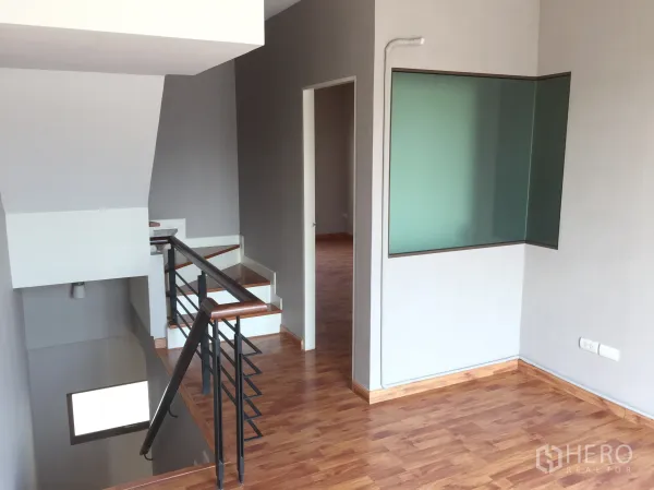 ทาวน์เฮาส์ ให้เช่าหรือขายในPhra Khanong, Bangkok - ชานบันไดพื้นไม้ ราวเหล็ก และผนังกระจกตกแต่ง