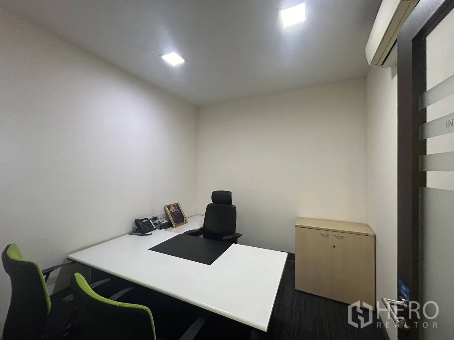 สำนักงาน ให้เช่า - ห้องผู้บริหารขนาดกะทัดรัด พร้อมโต๊ะ เก้าอี้ ตู้เก็บของ และเครื่องปรับอากาศ