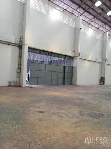 货栈 出租在Khlong Sam Wa, Bangkok - 仓库内设有超大钢制推拉门与高墙，便于卡车进出装卸。