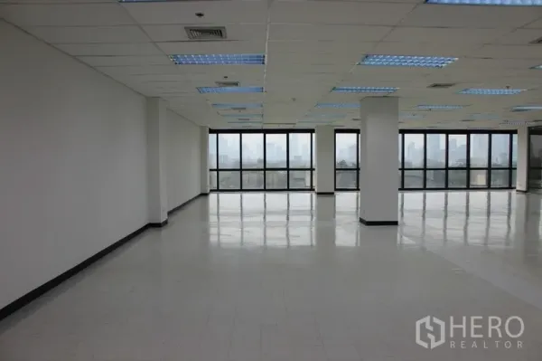 สำนักงาน ให้เช่าในWatthana, Bangkok - พื้นที่สำนักงานแบบเปิดกว้าง เพดานฝ้ากริดและผนังกระจกเต็มผืน