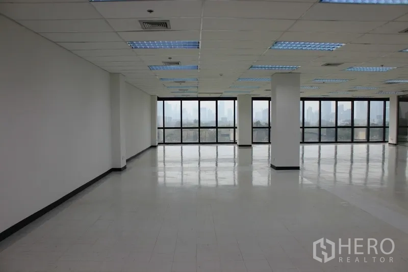 สำนักงาน ให้เช่าในWatthana, Bangkok - พื้นที่สำนักงานแบบเปิดกว้าง เพดานฝ้ากริดและผนังกระจกเต็มผืน