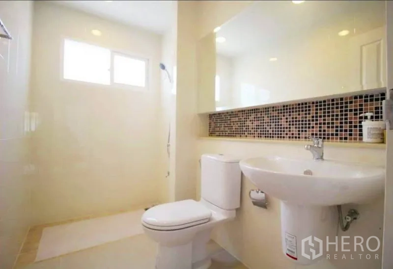 บ้าน ให้เช่าหรือขายในBang Yai, Nonthaburi - ห้องน้ำสว่าง อ่างล้างหน้าแบบขาตั้ง โถสุขภัณฑ์ และพื้นที่อาบน้ำใกล้หน้าต่าง