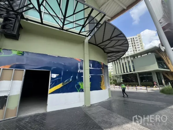 พื้นที่ขายปลีก ให้เช่า - ทางเข้ามุมอาคารของร้านค้า ใต้หลังคาโค้ง ริมทางเดินคนสัญจร
