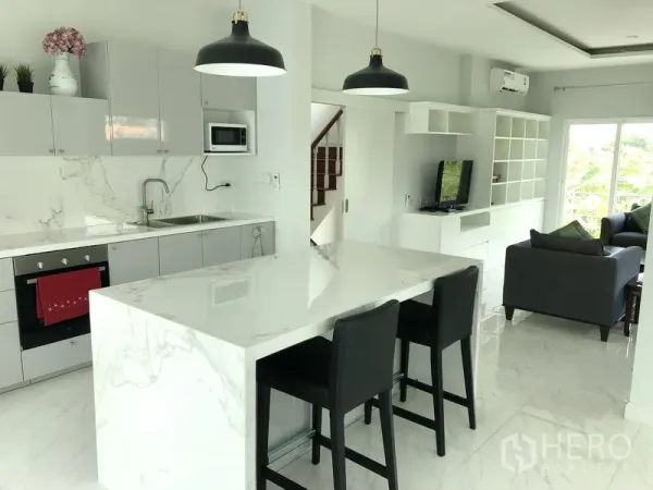 บ้าน ให้เช่าหรือขายในHuai Khwang, Bangkok - ครัวตะวันตกเคาน์เตอร์หินอ่อนพร้อมไอส์แลนด์และโคมแขวน ติดกับมุมนั่งเล่น