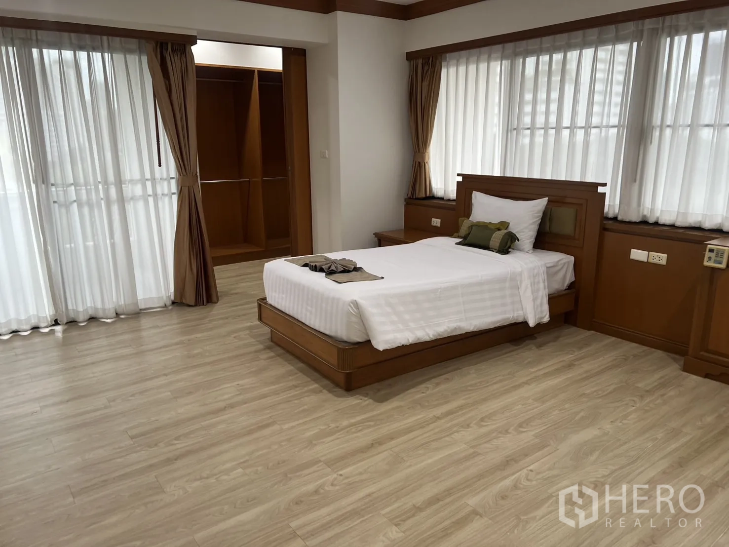 คอนโด ให้เช่าในKhlong Toei, Bangkok - ห้องนอนสว่าง เตียงเดี่ยว หน้าต่างบานใหญ่ ประตูระเบียง และวอล์กอินโคลเซ็ต