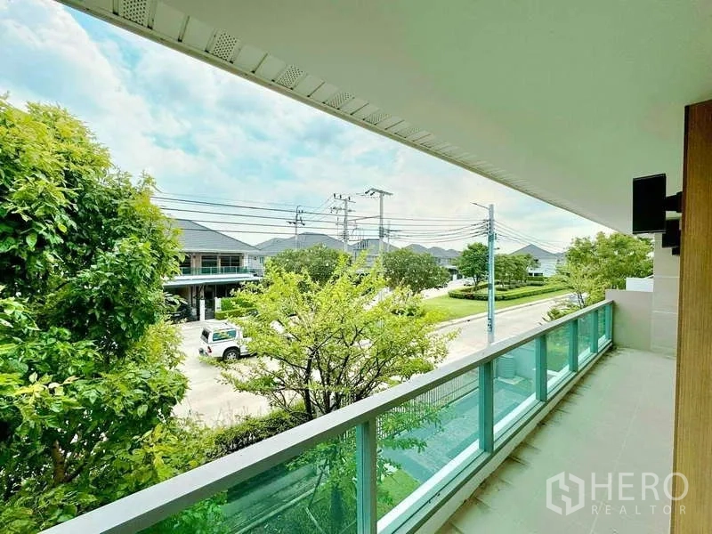 บ้าน ขายในLat Krabang, Bangkok - ระเบียงชั้นบนราวกระจก มองเห็นถนนร่มรื่น