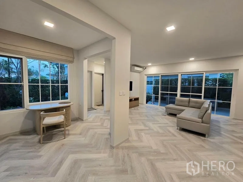 独立式住宅 出租在Bang Phli, Samut Prakan - 采光充足的家庭区，面向花园，带学习角与电视墙。