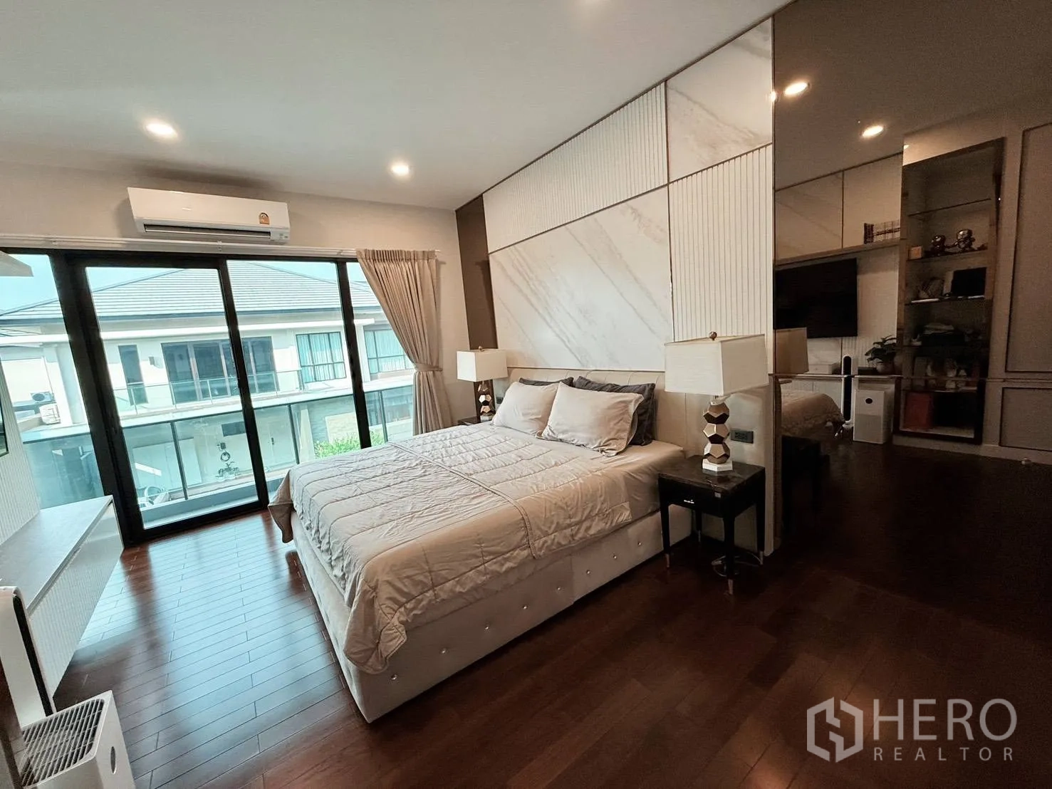 Detached House for rent in Wang Thonglang, Bangkok - Master bedroom with large bed, sliding glass doors, and view to the balcony.