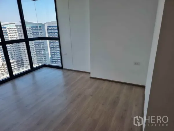 Condominium for sale in Phaya Thai, Bangkok - Bright corner room with floor-to-ceiling windows and Bangkok skyline view.