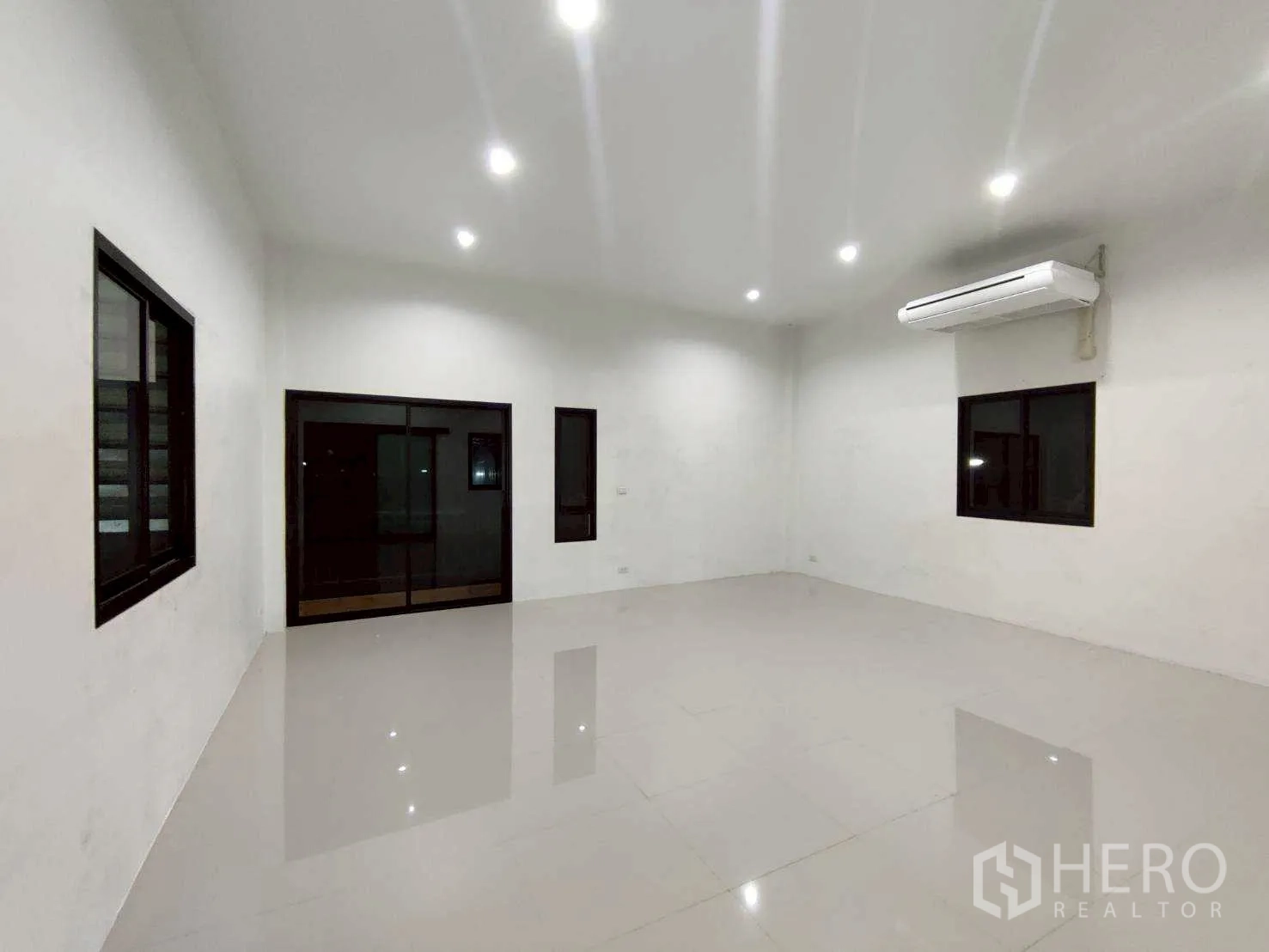货栈 for rent in Lam Luk Ka, Pathum Thani - 办公室转角视角，推拉门连通夹层走道与大窗户。