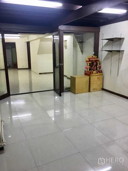 อาคารพาณิชย์ ให้เช่าในSuan Luang, Bangkok - ห้องสว่างปูกระเบื้อง กั้นกระจก ประตูบานคู่ พร้อมชั้นวาง เหมาะเป็นออฟฟิศหรือโชว์รูม