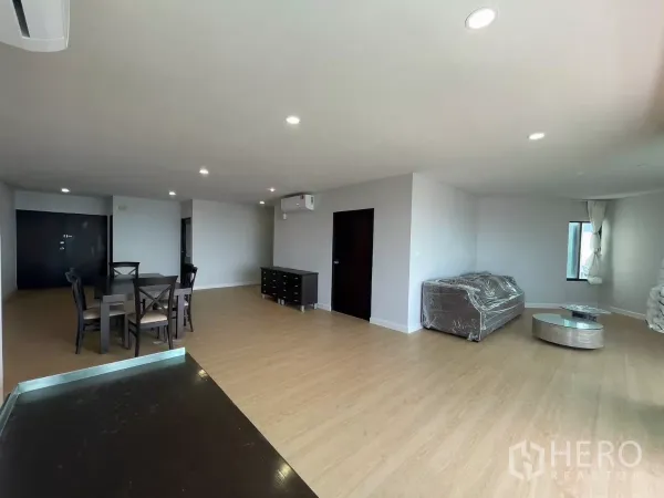 公寓 出租在Sathon, Bangkok - 宽敞客餐厅一体，木地板与中性色墙面