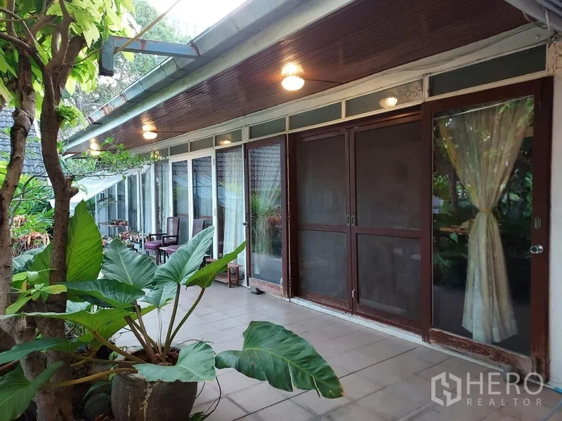บ้าน ให้เช่าในMueang Samut Prakan, Samut Prakan - ชานบ้านยาวประตูบานเลื่อน เพดานไฟอุ่น รายล้อมด้วยต้นไม้
