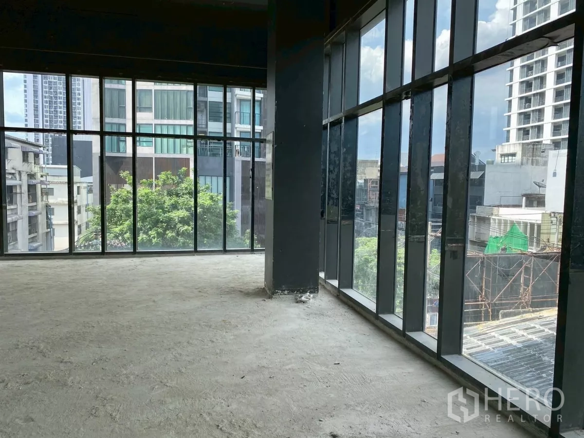 พื้นที่ขายปลีก ให้เช่า - มุมกระจกสองด้านรับแสงธรรมชาติพร้อมวิวชุมชนรอบข้าง