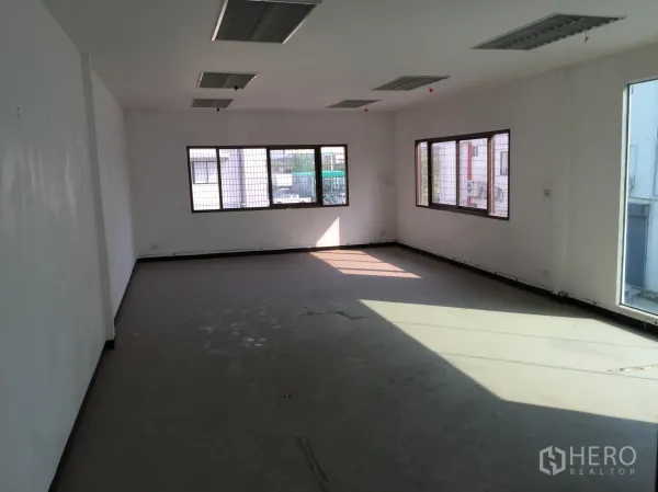 货栈 出租在Saphan Sung, Bangkok - 仓库内的明亮办公室，设有大窗与吊顶日光灯。