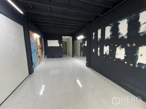 อาคารพาณิชย์ ให้เช่าหรือขายในKhlong Toei, Bangkok - ภายในแบบโอเพนสเปซ มีภาพวาดผนัง กระจก และผนังสีเข้ม