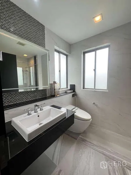 บ้าน ให้เช่าหรือขายในLat Krabang, Bangkok - ห้องน้ำร่วมสมัย มีหน้าต่าง อ่างล้างหน้าเหลี่ยม ผนังโมเสก และกระจกบานใหญ่