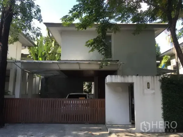 บ้าน ให้เช่าในWang Thonglang, Bangkok - บ้านเดี่ยวสองชั้นพร้อมที่จอดรถในร่มและรั้วไม้ ใต้ร่มเงาต้นไม้