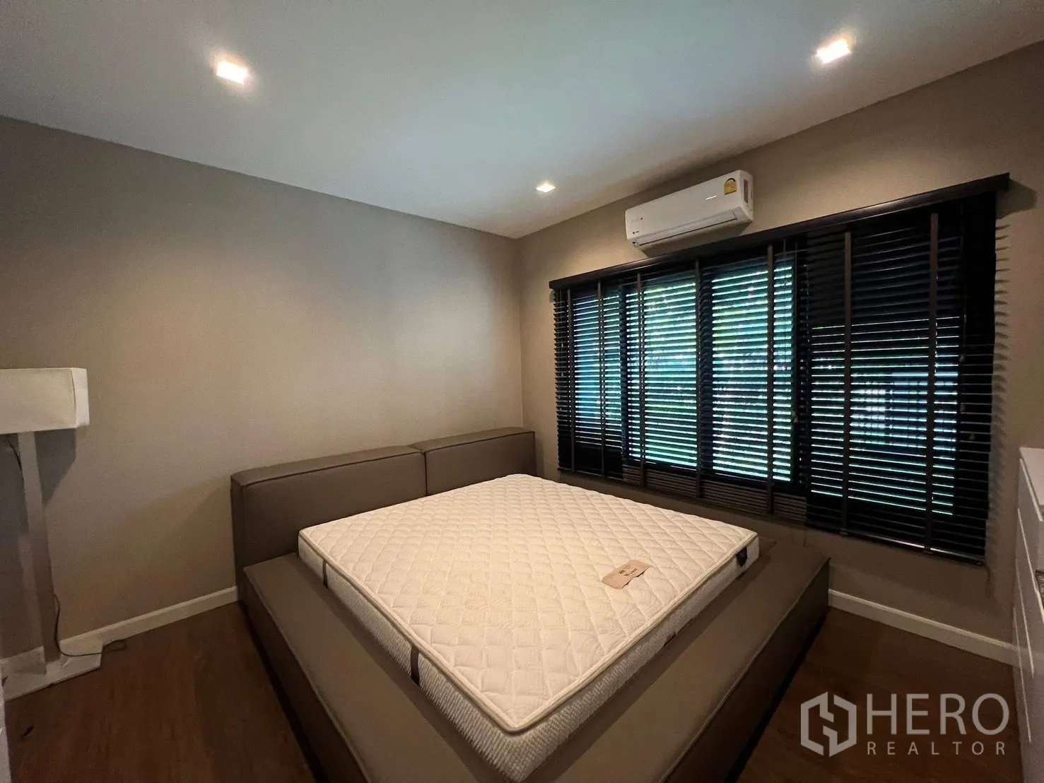 Detached House for rent in Bang Phli, Samut Prakan - Another view of the same bedroom highlighting wide black blinds and ceiling downlights.