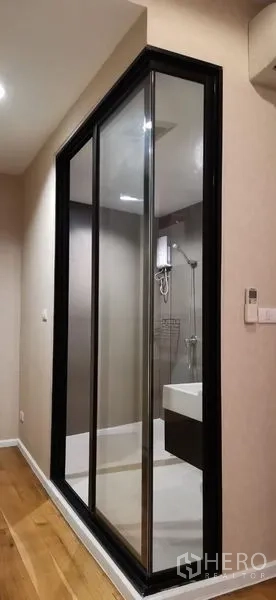 公寓 出租在Watthana, Bangkok - 走廊设镜面推拉门，可见淋浴间。
