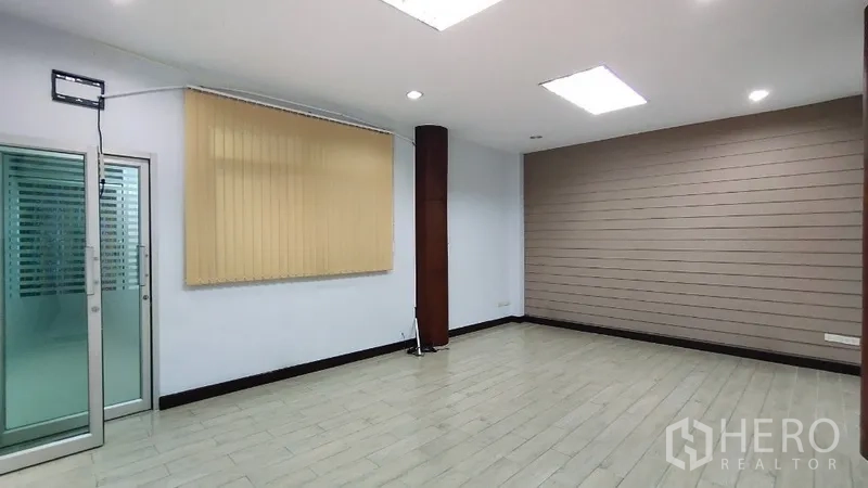 สำนักงานที่บ้าน ให้เช่าในHuai Khwang, Bangkok - ห้องประชุมผนังลายไม้ ม่านบังแสงแนวตั้ง และประตูกระจกบานเลื่อน