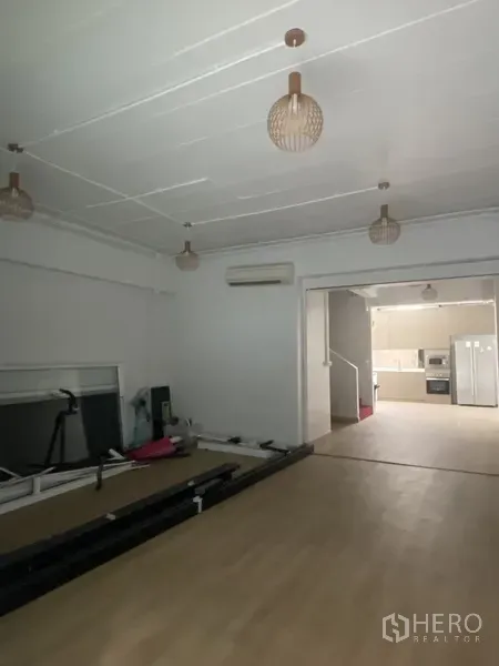 带办公室的家 出租或出售 - 大面积多功能室，木地板与吊灯，可通向厨房区