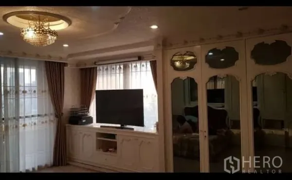 คอนโด ให้เช่าหรือขายในWatthana, Bangkok - ห้องนอนใหญ่กว้าง พร้อมโคมระย้า ชั้นวางทีวี ผ้าม่านทิ้งตัว และตู้เสื้อผ้าบานกระจกเงา