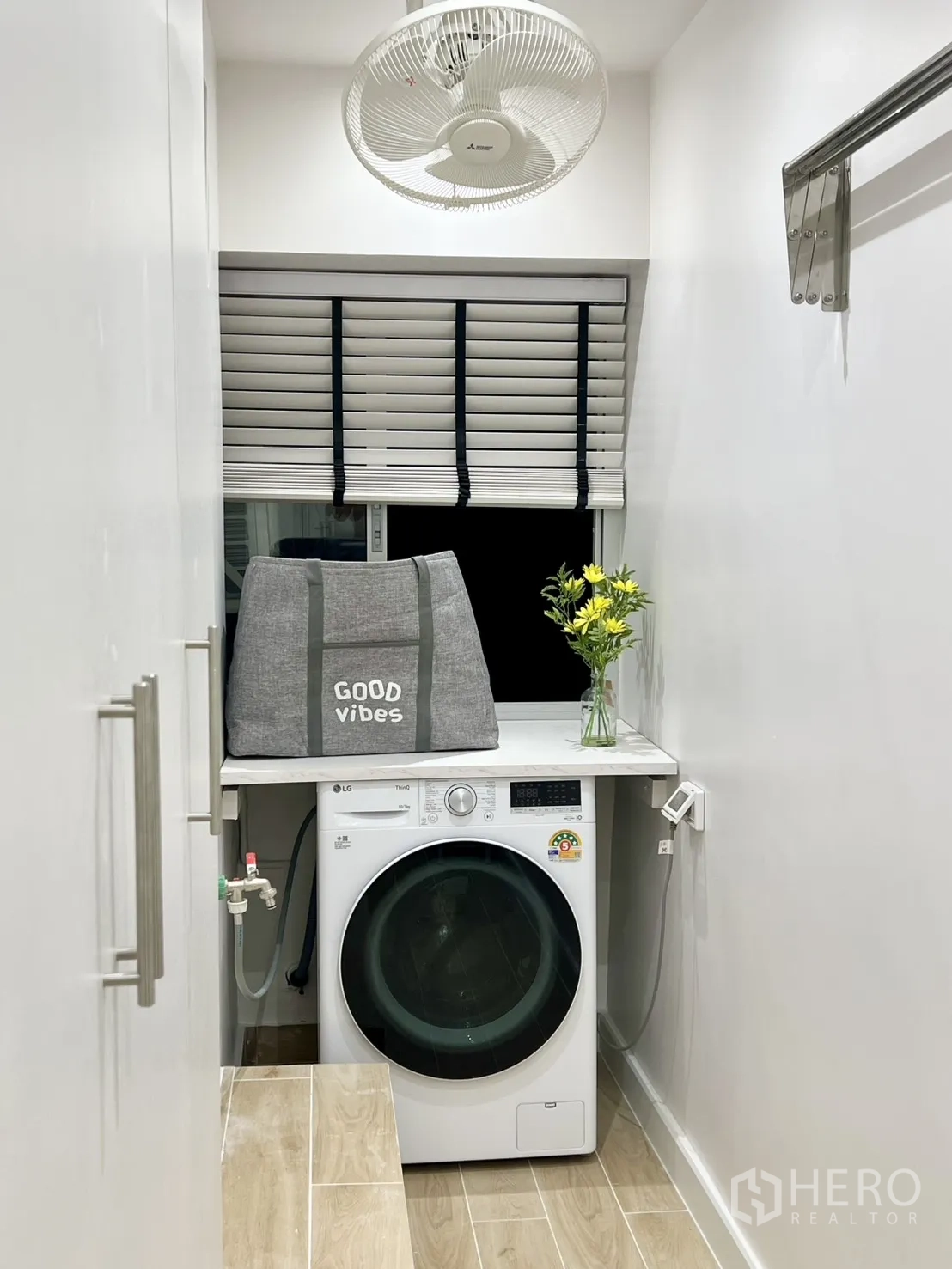 公寓 for sale in Yan Nawa, Bangkok - 家务区配前开式洗衣机与台面。